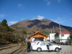 駅後方の山.JPG